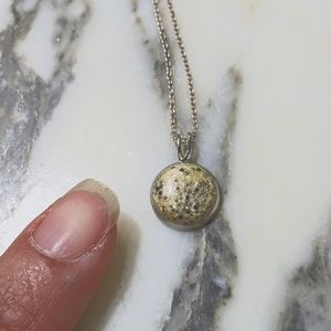 Vivi Sun Beautiful Sparkly Pendant necklace